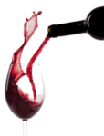 Скачать PNG картинку на прозрачном фоне Красное вино льется из бутылки в бокал и выплескивается