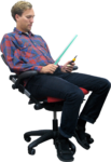 Скачать PNG картинку на прозрачном фоне Мужчина сидит на офисном кресле, с ножиком и линейкой