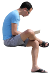 Скачать PNG картинку на прозрачном фоне Мужчина в голубой футболке, сидит, нога на ногу, читает книгу