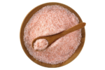 Скачать PNG картинку на прозрачном фоне Розовая соль в деревянной тарелке и ложке, вид сверху