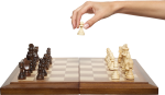 Скачать PNG картинку на прозрачном фоне Шахматная доска с фигурами, женская рука делает первый ход белой пешкой